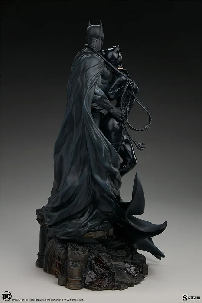 PRE-ORDER: Sideshow Collectibles DC Comics Batman and Catwoman Diorama